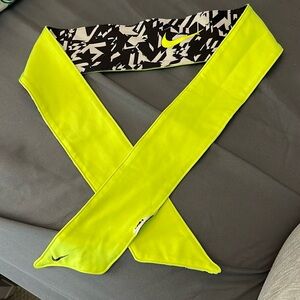 Nike headband. Great condition.